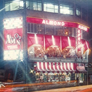 1946�N�����E�V���B�i���ƊÖ��̓X�Ƃ��āA�A�}���h�͒a�����܂����B�u�҂����킹�ƌ����΃A�}���h�v�̃t���[�Y�ŗm�َq�Ƌi������������ɍL�߂邱�ƂɂȂ����A�}���h�̗��j�́A�u�m�َq�Ƌi�������v�̃X�g�[���[�ł�����܂��B