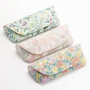 �u���O�~���v�͂Ђ܂��E�S�����E�X�m�[�x���[�E�x���t�����[�Ȃǂ��D��ɗx���Ă���悤�ɕ`����Ă��܂��B
�u�X���[���X�U���i���v�́A�召���܂��܂ȂЂ܂������`�[�t�Ƃ��A���邭�؂₩�Ȉ�ۂł��B
�u�w�b�W���E�E�����u�����v�́A�C�M���X�̐��_�ɐ�����u���b�N�x���[�A�C�k�o���A�Ȃǂ̉ԁX���_�炩�ȃC�G���[�ŕ\�����܂����B
