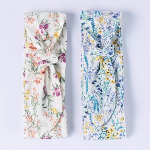 �@�ׂȃ^�b�`�Ə_�炩�ȐF��������i�ȃs���N�B��Ԃ�����C�ȐF�����ŕ`�����u���[��2��ނ̃f�U�C�����炨�I�т��������B