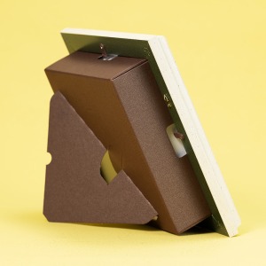 �Ǌ|����p�݂̒�R���t���Ă���̂ŕǂɊ|���Ă��A�w�ʂ𗧂ĂĒu���ď��邱�Ƃ��ł��܂��B