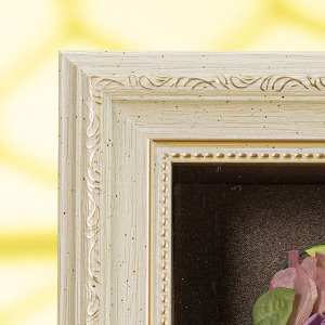 �R�[�i�[�ɂ͏�i�Ȓ���͗l���{����Ă��܂��B