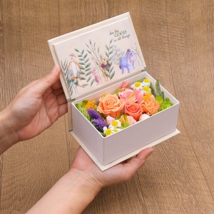 �܂�ŊG�{�̂悤�ȃ{�b�N�X�̊W���J���ƁA���炵�����܂̃v�[����̃A�[�g�Ɩ��邢�ԁX�����ڌ������܂��B