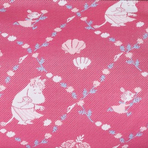 �f�ފ��̂���W���K�[�h�D��ɁA�o����L�k�̃��`�[�t���U��΂߂�ꂽ�A��l�����f�U�C�������͂ł��B