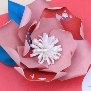 3���̉Ԃт�Ƀ��g���~�C�A�\�t�X�̂��Ƃ��A�}�}���E�����L�k���`����Ă��܂��B