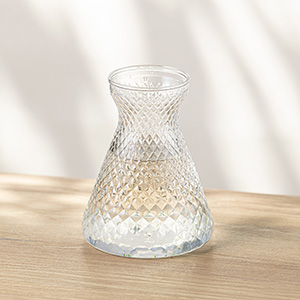 �u�[�P�����Ă���J�b�v�̓N���X�^���J�b�g�̂悤�ȑ@�ׂȉ��H���{���ꂽ�f�U�C���ł��B