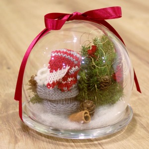 �T���^�̌��ɁA�V�i�����Ɩ؂̎��������炢�܂����B