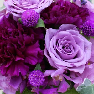 紫の薔薇(フランス語では、La rose violette)の花言葉は「誇り」「気品」。紫のバラが主役のアレンジメントです。