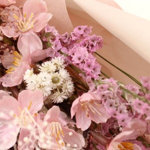 ピンク色の小花はスターチス、白い小花はハハコグサです。