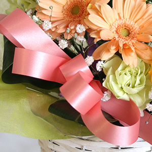 �A�N�Z���g�ɉԐF�ɍ��킹���s���N�̃��{����Y���܂����B