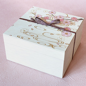 �S�����{���������Ă��͂����܂��B�ؔ��́A�㎿�Ȕ��؂̕������������̃t�@���J�^�ށi����A�W�A�ɐ�������}���Ȃ̍L�t���j�Ƃ����f�ނ��璚�J�Ɏ��肳��܂����B