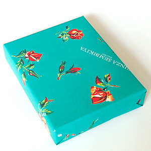 ���َq�́A�M�t�g�ɂӂ��킵����D���̃o���̕���ŕ�܂�Ă��܂��B