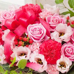 まるで砂糖菓子のようなベビーピンク色から鮮やかなピンクのグラデーションの花々が華やかな印象ですのアレンジメントです。