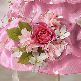 ドレスの色に合わせたバラとアジサイがドレスに華やぎを添えます。