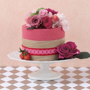 ベリー味のケーキをイメージしたフォームにお花をデコレーションしています。