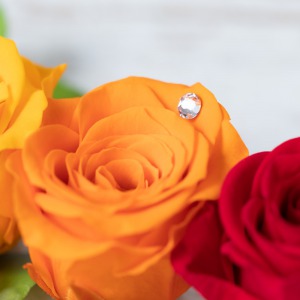 オレンジ色のバラの花言葉は「絆」。キラッと輝くクリスタルで想いを忍ばせて…。