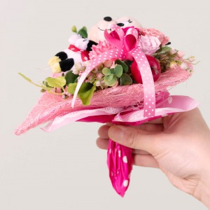 ハート型のブーケアシストにお花とミニーマウスのぬいぐるみをアレンジしてブーケ風に仕上げています。