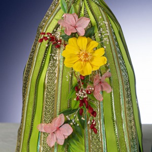 元気いっぱいのアナをイメージしたカラフルな花々がドレスに彩りを添えます。