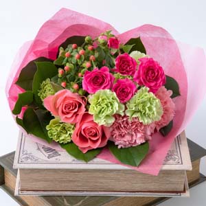 一緒にお届けする花束です。ピンクとグリーンでまとめた甘さの中にも爽やかさを感じる愛らしい花束に仕上げました。