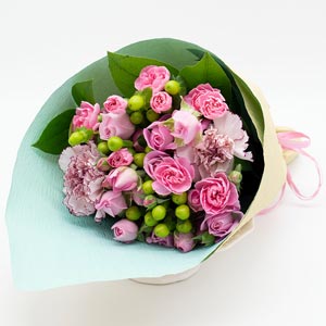 お届けする花束です。愛らしいバラとカーネーションに、グリーンのヒペリカムを添えて、優しくふんわりとまとめました。