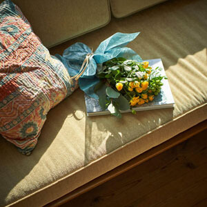 一緒にお届けする穏やかな色のグラデーションで束ねた花束は、お部屋に優しく馴染む色合いです。