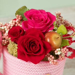キュートなピンクとレッド系のお花がお部屋をパッと明るくしてくれます。