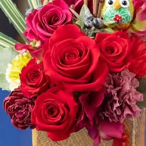 大きく咲き誇った真紅のバラが、お部屋を華やかに彩ります。