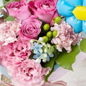 見ているだけで気持ちもふんわりとろけそうなピンクの花々に青い星型が可愛いブルースターを合わせた優しい色合いの花々です。