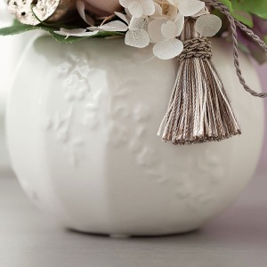 凹凸のある陶器製の器は流れるような花の模様が描かれたデザインです。