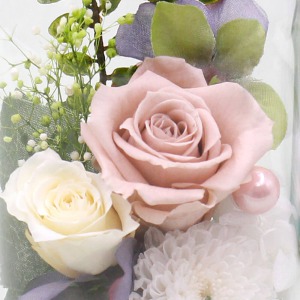 淡いピンクベージュ色のバラは優しい印象を演出します。