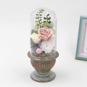 上品なモスグリーンの花器に、すっきりとしたガラスドームを組み合わせたデザイン性の高い供花です。
