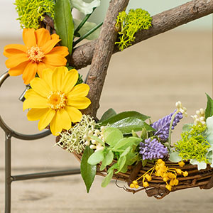 くまのプーさんの大好物のはちみつを思わせるハニーカラーのジニアや小花をふんだんにアレンジしました。
