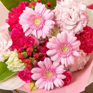 多彩なピンクの花々が心躍るようなフェミニンな花束です。