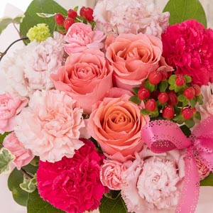 女性に人気があるピンクづくしの花々を集めたフェミニンな印象のアレンジメントです。
