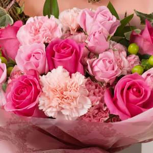 ピンク系の華やかな色合いの花束です。