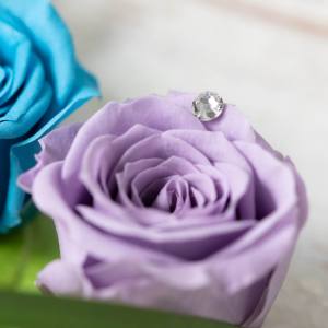 紫色のバラの花言葉は「尊敬」。キラッと輝くクリスタルで想いを忍ばせて…。