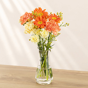 �ԕr�ɏ������C���[�W�ł��B���C�ȐF�����̉ԑ����V���v���ȉԕr�����������Ă܂��B